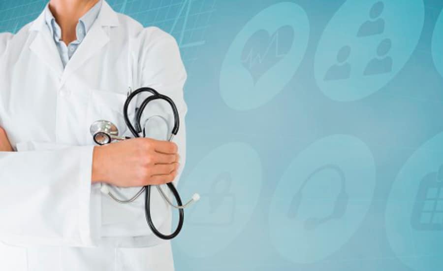Médico general sostiene herramientas para chequeo de salud