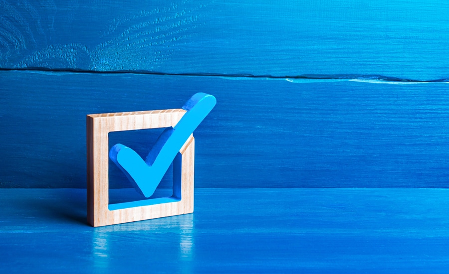 Signo de check/chulo enmarcado en recuadro de madera
